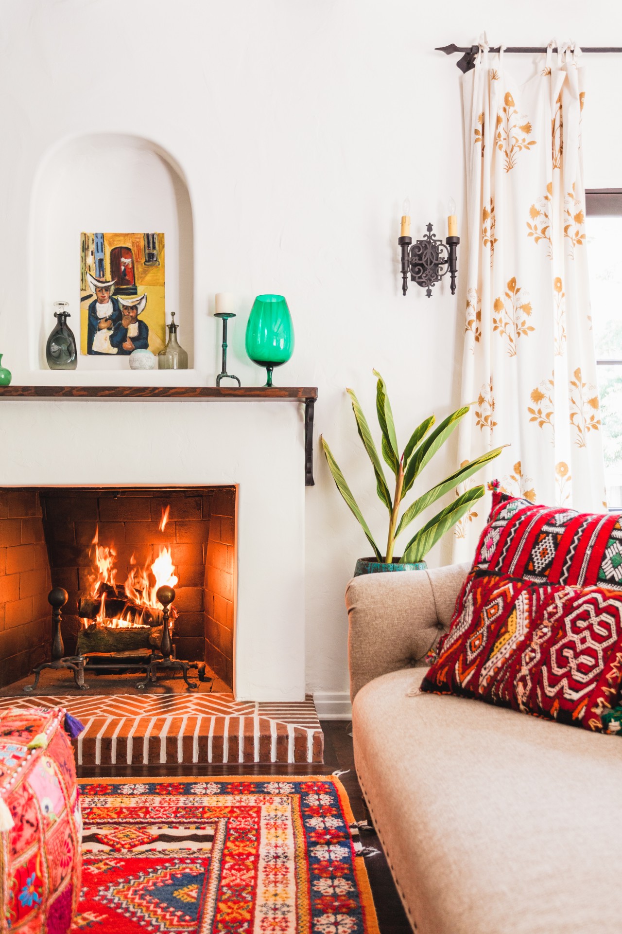 009-beachwood-canyon-living-room-fireplace-niche-styled-vintage-rug-moroccan-pouf-kilim-pillow-pattern-orange-glow-los-angeles-living