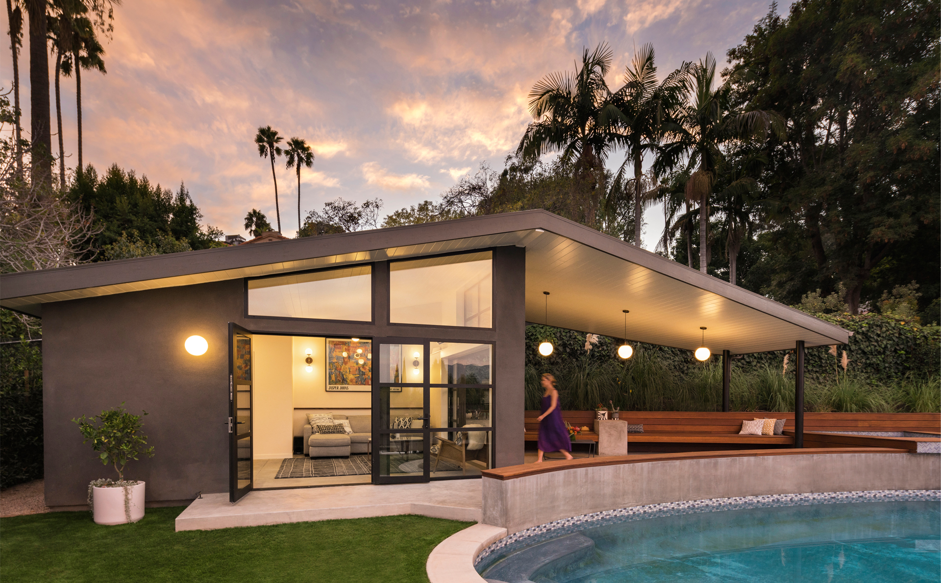 008-los-feliz-pool-house-california-fleetwood-sliding-door-modern-globe-lighting